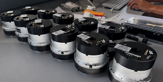 Assemblage de solutions mécatroniques chez A2V